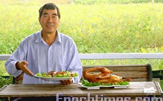 颜寿何营造美食店的景观，让客人在绿油油的田园风光里享受鹅肉美食。（摄影：赖友容／大纪元）
