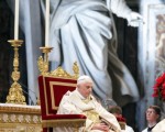 2008年1月1日，天主教教宗本笃十六世在梵蒂冈圣伯多禄大殿主持天主之母瞻礼及世界和平日弥撒大典。(Franco Origlia/ Getty Images)