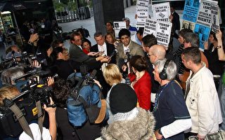 哈尼夫的律师Peter Russo（左）和表兄Imran Siddiqui（右）零七年七月二十七日在澳洲布里斯本地方法院外接受媒体采访。（Bradley Kanaris /Getty Images）
