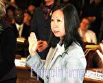资深市议员马惠美(Amy Mah Sangiolo)宣誓。(摄影﹕毕儒宗/大纪元)