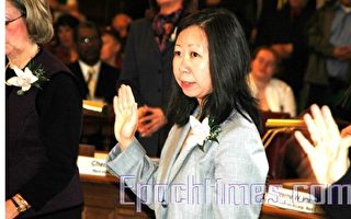 牛顿市两华裔议员宣誓上任