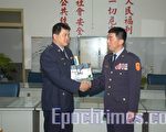 颁发“破案茶”给有功破案员警