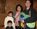 越南人:击威风战鼓尽显女演员英姿飒爽