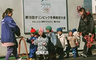 日本小女孩气球中信  十五年后渔夫捕鱼收到