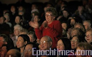 美國老人退休協會 62老人同觀賞神韻