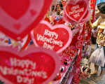 最新访查显示，今年的情人节，美国消费者更注重的是质量而不是数量。(JEWEL SAMAD/AFP/Getty Images)