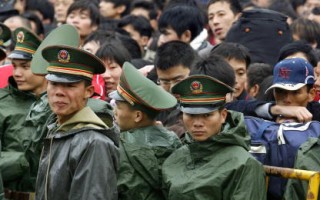 廣州車站踩死人 裝甲兵進駐防群體事件