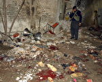 巴基斯坦西北邊境省查薩達鎮上普什圖族人民國家黨競選集會，2月9日發生疑似自殺炸彈攻擊。(STR/AFP/Getty Images)