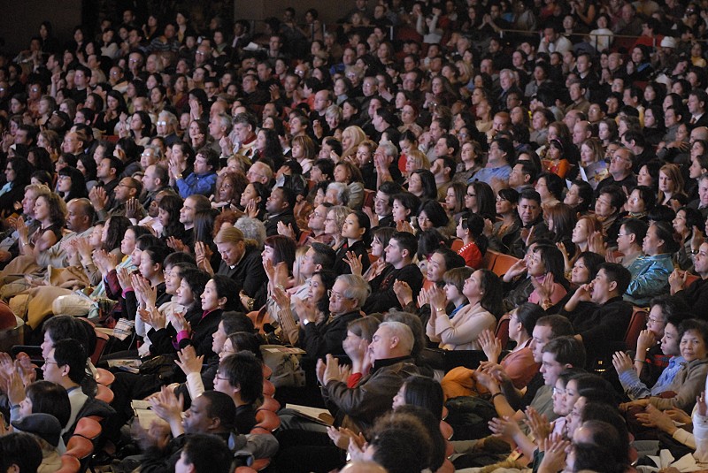 Зрители пришедшие на концерт. Зал народа. Зал полный народу. Зал с людьми. Полный зал зрителей в театре.