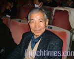 曾任日本駐多國大使的村田光平(Murata Mitsuhe)讚揚神韻演出有很高的技術水準，唐鼓的表現非常有節律。(大紀元記者田清心攝)