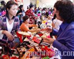 亞裔文化節各種攤位前購物的人潮。(陳梅攝影/大紀元)
