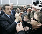 2008 年2月23 日，法國總統沙柯吉(Nicolas Sarkozy 中) 蒞臨巴黎農業展參觀又爆醜聞。（ERIC FEFERBERG/AFP/Getty Images）