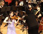 周蓓(左一)同林巧慈指揮的巴露華交響樂團在演奏中。(攝影﹕衛泳/大紀元)