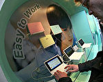 全球最大的资通讯暨消费电子展“汉诺威电脑展”（ CeBIT）登场，华硕展出的EeePC超迷你笔记型电脑小巧实用，价格又不贵，受到瞩目。（图：汉诺威电脑展提供）// 中央社