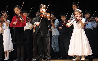 小提琴学生参加社区表演
