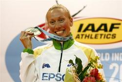 室内世田赛女子800米赛跑 澳洲路易斯摘金