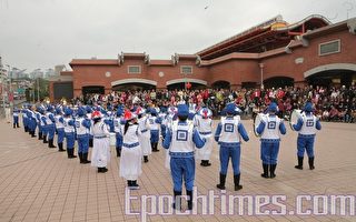 淡水捷运站前 台北市民喜得神韵演讯