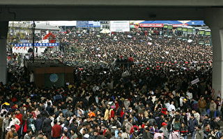 2008年1月31日广州火车站 图片来源：Getty Images