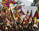 印度達姆沙蘭的西藏流亡人士抗議中共。( MANAN VATSYAYANA/AFP）