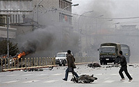 拉萨戒严装甲车进驻 军警向示威藏人开枪