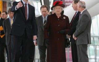 逾半世紀 英女王再為希思羅航廈揭幕