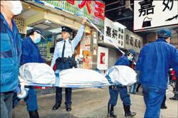 香港妓女被杀事件，警方将被害人尸体运出。（香港明报提供自由时报）