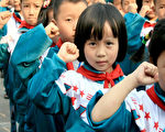 2007年10月12日，中共少先隊建隊58週年前夕，吉水縣文峰小學1000名小學生正在進行入隊(少先隊)宣誓。（圖：網路圖片 肖春根張嗣雲攝）