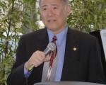 费利蒙市华裔议员曹业云(Steve Cho)3月20日晚在Magnussen凌志汽车行举办竞选活动﹐阐述竞选费利蒙市市长的理念。(摄影﹕周容/大纪元)