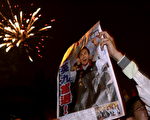 国民党总统参选人马英九以超高票数，顺利当选中华民国总统，民众高兴的高举当天出的快报。(MN Chan/Getty Images)