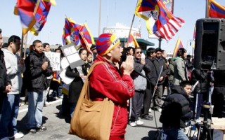 特务混入藏人抗议队伍投水瓶袭警