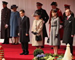 法國總統薩爾科奇伉儷26日抵達英國訪問，伊麗莎白二世女王（左二）與夫婿菲立普親王（右一）在溫莎古堡以隆重儀式熱烈歡迎。(Peter Macdiarmid/Getty Images)