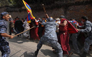组图：尼泊尔警方持棍棒攻击抗议藏人