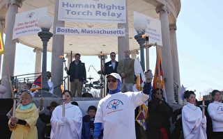 波士頓人權聖火月啟動 「鐵人」馬拉松迎聖火
