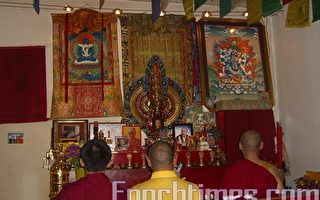 狮城藏僧祈祷西藏平安