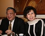 4月3日中午，大纽约侨声广播电台台长薛纯阳(左)和评审萧璧珠老师(右)宣布2008母亲节“妈妈卡拉OK比赛”办法，并欢迎已婚妇女踊跃参加。(摄影：史静/大纪元)