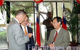 州议员Jim Murphy访问亚裔文化导览中心