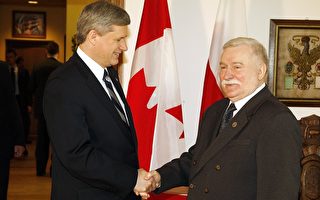 加拿大总理斯蒂芬哈珀在波兰做为期2天的访问。4月5日会见波兰团结工会领导人，前总统瓦伦萨（Lech Walesa）( Getty Image)