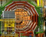 图：位于日内瓦的欧洲粒子物理研究中心（CERN）的磁重力实验装置。（JEAN-PIERRE CLATOT/AFP/Getty Images）