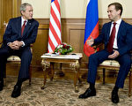 美国总统布什4月6日会晤俄罗斯总统普京的接班人麦维德夫。(JIM WATSON/AFP/Getty Images)