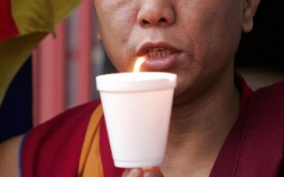 15名僧侶冒死再向訪藏外國記者團哭訴