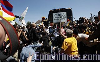 组图：奥运巴士疑故意撞人 被抗议者包围
