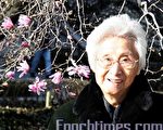 今年3月30日，百岁老人王妈妈赏花倩影。(大纪元图片)