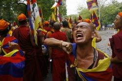 抗议中共镇压 数千藏人新德里游行