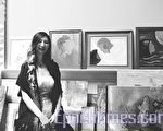 休士顿知名的华裔画家Annie Peng在Laura Rathe Fine Art画廊举办画展，展出“个人抽像爱情故事”系列作品4幅，图上右上方一幅为“海上花”。此系列画作尺寸为16x20，可上网欣赏和购买﹕www.artvalet.com/Artists/AnniePeng。(王洋摄影/大纪元)