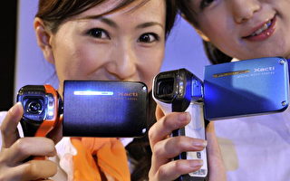 在三洋产品的一个介绍会上，展示其最新功能的相机产品。(Photo credit should read YOSHIKAZU TSUNOAFPGetty Images)