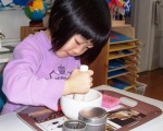 學生Melissa在獨立完成項目（Taddle Creek Montessori School提供）