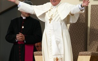 教皇也穿名牌Prada?