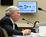 美国食品药物管理局（FDA）局长安德鲁‧冯‧艾森巴哈（Andrew C. von Eschenbach）在国会听证会上作证(Alex Wong/Getty Images 2008-4-22)