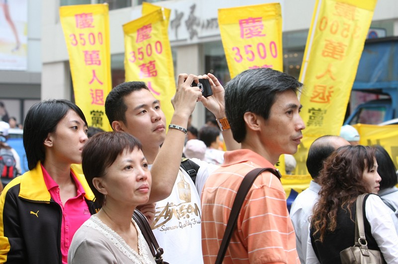 組圖3：香港聲援3500萬中國人三退--觀者喜之