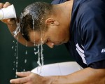Alex Rodriguez出賽前以水淋頭/Greg Fiume/Getty Images